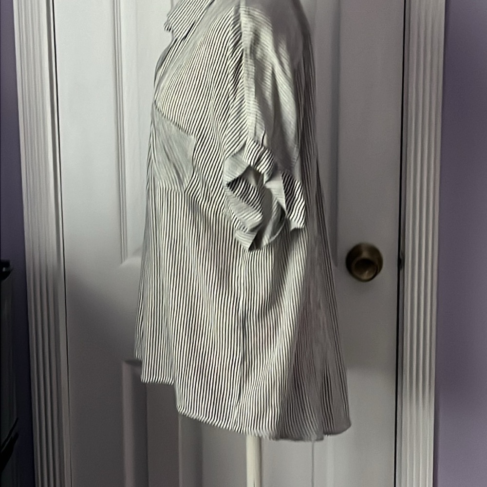 Cute button down blouse - Picture 3 of 6